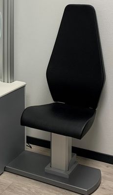 une image représentant une chaise dans une pièce avec un miroir