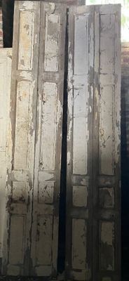 plusieurs pièces de bois sont empilées dans une pièce