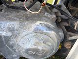 gros plan d'un moteur de moto auquel sont attachés des fils électriques
