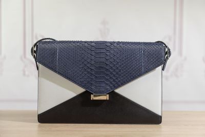 un gros plan d'une pochette bleue et blanche posée sur une table