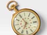une vieille montre de poche en or avec des chiffres romains et des chiffres romains sur le cadran