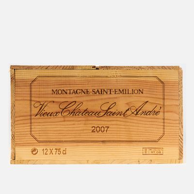 La boîte en bois porte une étiquette sur laquelle est inscrit « Montagne Saint Emilio ».