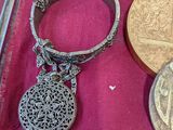 de nombreux objets en argent et en or dans une vitrine
