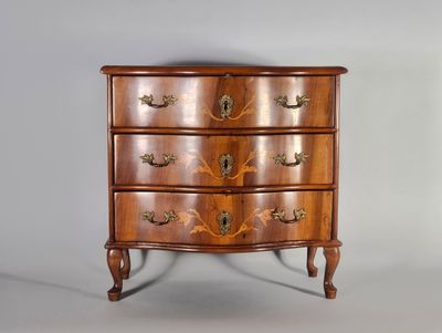 une commode ancienne en bois, avec des poignées et des tiroirs en laiton