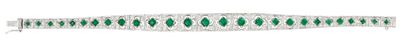 un bracelet rayé vert et blanc sur fond blanc