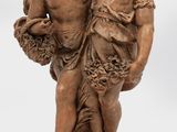 deux statues représentant un garçon et une fille tenant des paniers de fleurs