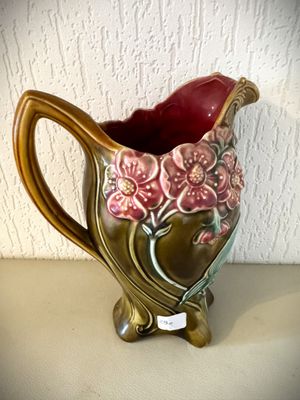 un vase avec des fleurs posé sur une table