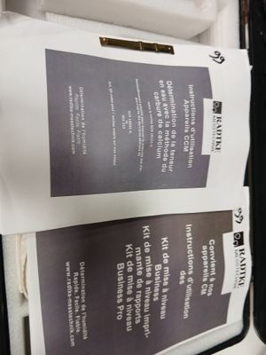 deux menus posés sur la table dans un étui noir
