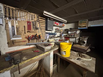 un seau jaune posé sur un établi dans un garage