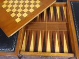 un plateau de backgammon en bois et un plateau de backgammon en bois dans un étui