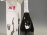 une bouteille de vin à côté d'un carton de vin