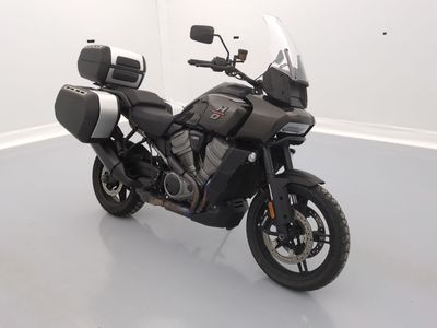 une moto garée dans une pièce blanche