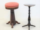 deux tabourets et une table posés sur une surface blanche