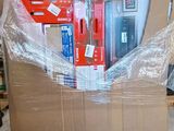 un carton posé sur une palette dans un entrepôt