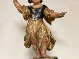 une statue représentant une femme debout sur une caisse