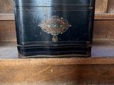 une valise noire posée sur un escalier