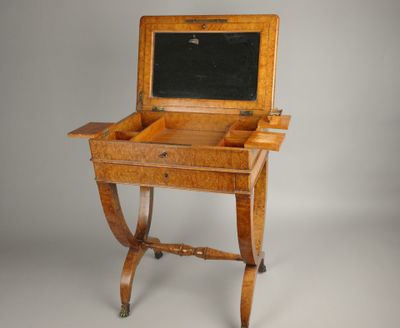 un petit bureau en bois sur lequel est posé un tableau noir