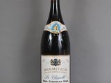 une bouteille de vin posée sur une table