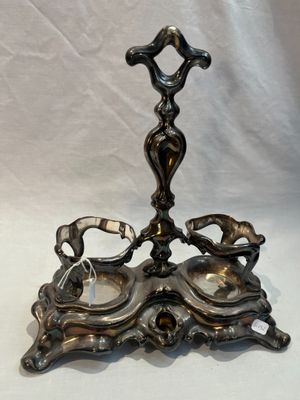 un bougeoir ancien plaqué argent sur fond blanc