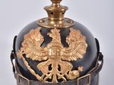 un casque noir et doré orné d'un aigle doré