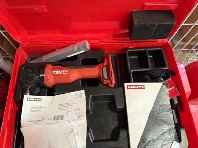 une boîte à outils rouge avec des outils sur le sol