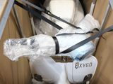 une boîte contenant une moto équipée d'une selle
