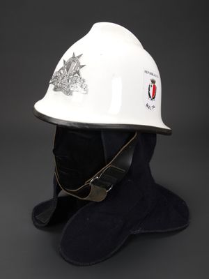 casque de chantier blanc sur fond noir, orné d'un emblème rouge et blanc