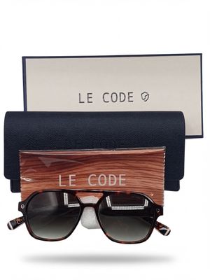 une paire de lunettes de soleil posée sur une boîte en bois