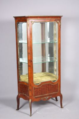 une vitrine ancienne avec des étagères en verre et un socle en bois