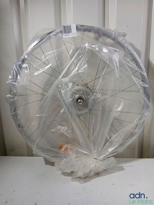 une image représentant une roue de vélo emballée dans du plastique
