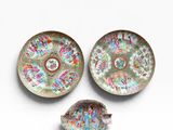 trois petits plats ornés de motifs colorés sur un fond blanc