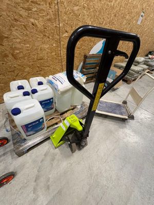 une photo d'une palette sur laquelle sont empilés de nombreux articles