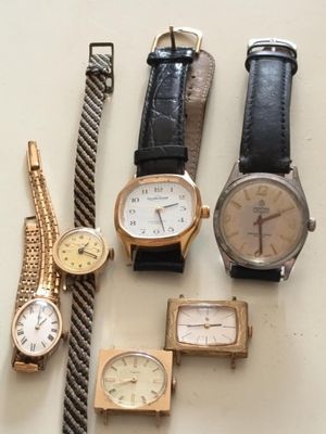 un grand nombre de montres posées sur une table