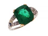 une bague en émeraude et diamant