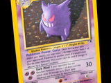gros plan d'une carte pokemon sur fond noir