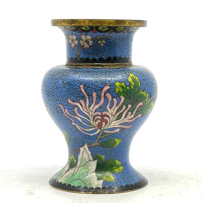 un vase bleu orné d'un motif floral