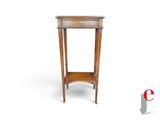 l'image d'une petite table en bois surmontée d'un tiroir