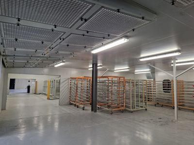 une grande pièce remplie de rayonnages de produits alimentaires