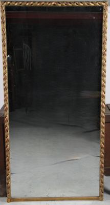 une photo d'un miroir posé sur une table en bois