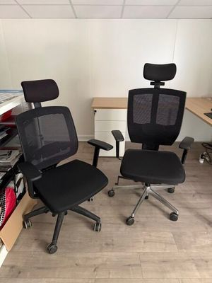 deux chaises de bureau placées l'une à côté de l'autre