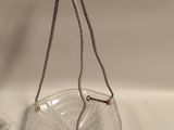 une personne tenant un bol en verre transparent au bout d'une corde
