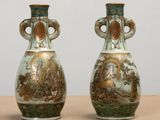 deux vases posés sur une table