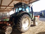 un tracteur garé sous un bâtiment