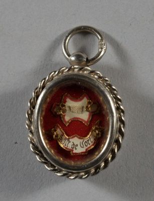 une photo d'un pendentif sur lequel figure le portrait d'une femme