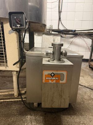 une machine posée sur le sol d'une pièce