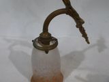 un petit vase en verre orné d'un oiseau dans la neige