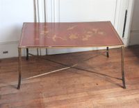 TABLE BASSE de forme rectangulaire à piétement en bronze faç…
