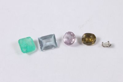 un ensemble de trois pierres précieuses de couleurs différentes posées sur une surface blanche
