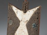 une image représentant une sculpture en bois d'une personne avec une étoile sur la tête