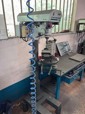 une machine posée sur une table dans une pièce